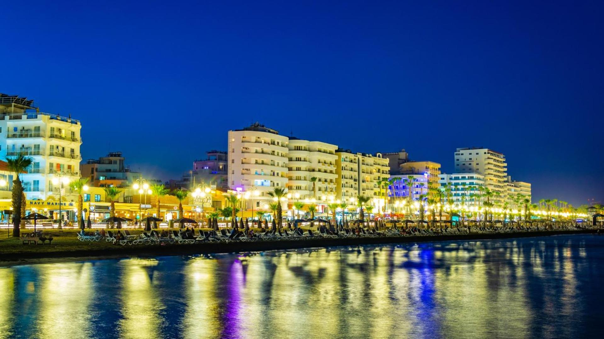 Majestic Seaside Finikoudes Apartment Larnaca